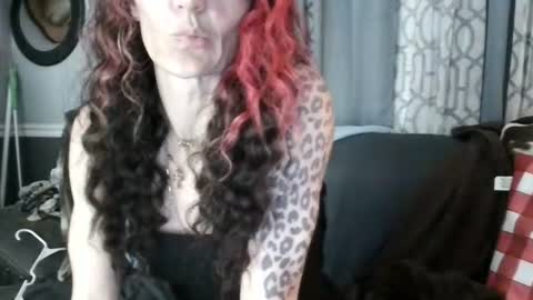 Snapshot of queennjuuicy chatting on 07-18-26, 01:54 IG Juuicy IGGE Gezzzy online show from 07-18-26, 01:54