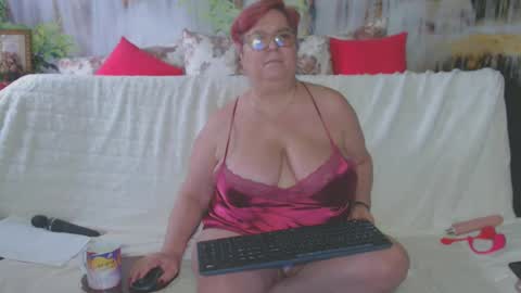Snapshot of queenpammy chatting on 01-31-25, 10:52 QueenPammy online show from 01-31-25, 10:52