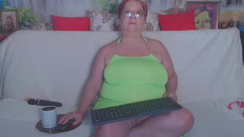 Snapshot of queenpammy chatting on 02-21-25, 06:18 QueenPammy online show from 02-21-25, 06:18