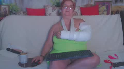 Snapshot of queenpammy chatting on 02-25-25, 07:09 QueenPammy online show from 02-25-25, 07:09
