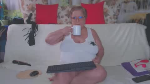 Snapshot of queenpammy chatting on 09-17-25, 06:48 QueenPammy online show from 09-17-25, 06:48