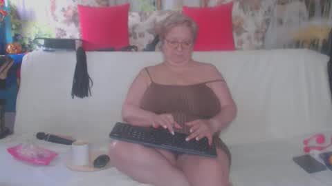 Snapshot of queenpammy chatting on 09-25-25, 07:45 QueenPammy online show from 09-25-25, 07:45