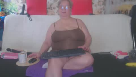 Snapshot of queenpammy chatting on 10-14-25, 08:48 QueenPammy online show from 10-14-25, 08:48