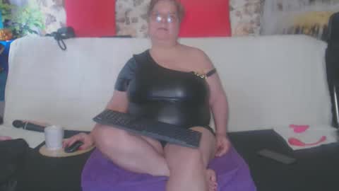 Snapshot of queenpammy chatting on 10-15-25, 06:57 QueenPammy online show from 10-15-25, 06:57