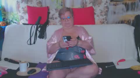 Snapshot of queenpammy chatting on 10-18-25, 08:26 QueenPammy online show from 10-18-25, 08:26