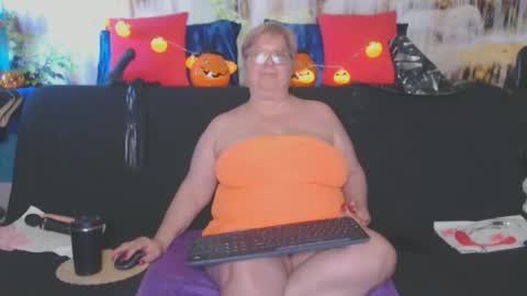 Snapshot of queenpammy chatting on 10-31-25, 11:22 QueenPammy online show from 10-31-25, 11:22