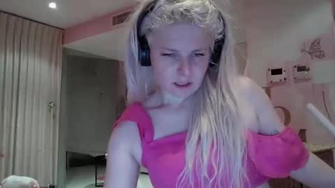 Snapshot of qv3ncrazy chatting on 09-12-25, 10:48 CRAZYCRYSTALCRAYAZIONZ online show from 09-12-25, 10:48
