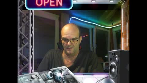 Snapshot of r_2d2_ chatting on 01-04-25, 11:38 dj mike online show from 01-04-25, 11:38