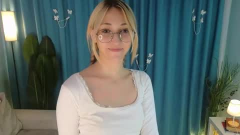 Snapshot of radi_rose chatting on 09-11-25, 09:15 Karina online show from 09-11-25, 09:15
