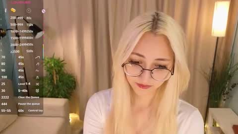 Snapshot of radi_rose chatting on 10-05-25, 09:02 Karina online show from 10-05-25, 09:02