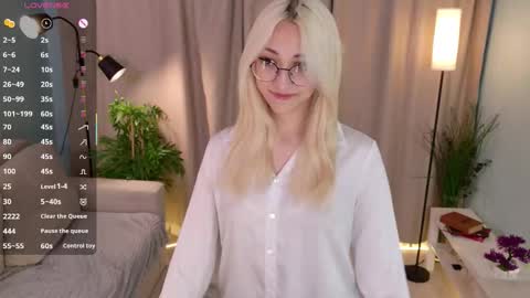 Snapshot of radi_rose chatting on 10-19-25, 09:37 Karina online show from 10-19-25, 09:37