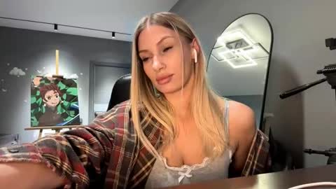 Snapshot of raeannschemmer chatting on 02-02-26, 03:11 Mila online show from 02-02-26, 03:11