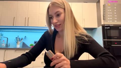 Snapshot of raeannschemmer chatting on 02-06-26, 04:10 Mila online show from 02-06-26, 04:10