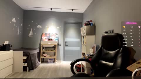 Snapshot of raeannschemmer chatting on 02-14-26, 04:04 Mila online show from 02-14-26, 04:04