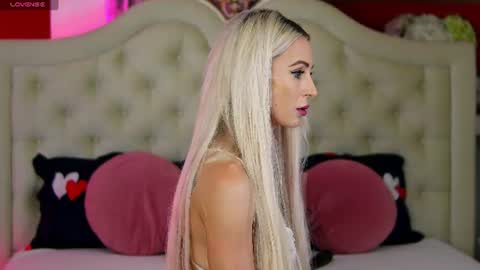Snapshot of ragazzabellaa chatting on 06-22-26, 05:15 Monica online show from 06-22-26, 05:15
