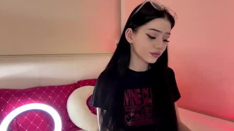 Snapshot of randiburt chatting on 12-15-25, 04:44 Luna online show from 12-15-25, 04:44