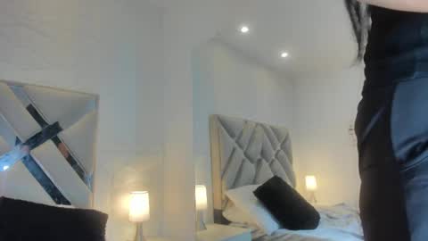 Raquel Moore  online show from 02-10-25, 01:01