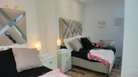 Raquel Moore  online show from 11-22-25, 02:16