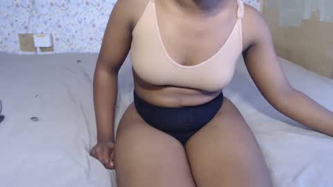 Snapshot of rarepetite chatting on 12-15-25, 07:12 rarepetite online show from 12-15-25, 07:12