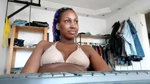 Snapshot of ravenbby chatting on 07-19-26, 03:43 ravenbby online show from 07-19-26, 03:43