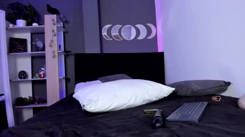 Snapshot of ravenwitch_ chatting on 01-19-25, 03:39 Raven Witch online show from 01-19-25, 03:39