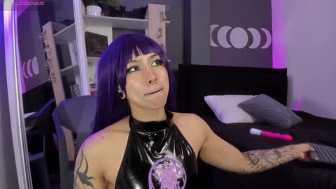 Snapshot of ravenwitch_ chatting on 01-25-25, 12:17 Raven Witch online show from 01-25-25, 12:17