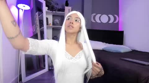 Snapshot of ravenwitch_ chatting on 02-10-25, 09:36 Raven Witch online show from 02-10-25, 09:36