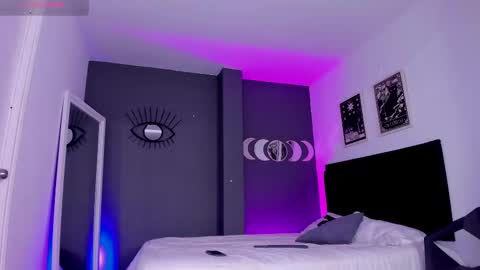 Snapshot of ravenwitch_ chatting on 03-04-25, 09:22 Raven Witch online show from 03-04-25, 09:22