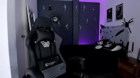 Snapshot of ravenwitch_ chatting on 10-10-25, 08:30 Raven Witch online show from 10-10-25, 08:30