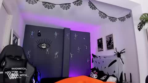 Snapshot of ravenwitch_ chatting on 10-13-25, 09:15 Raven Witch online show from 10-13-25, 09:15