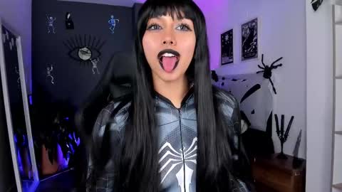 Snapshot of ravenwitch_ chatting on 10-16-25, 10:33 Raven Witch online show from 10-16-25, 10:33