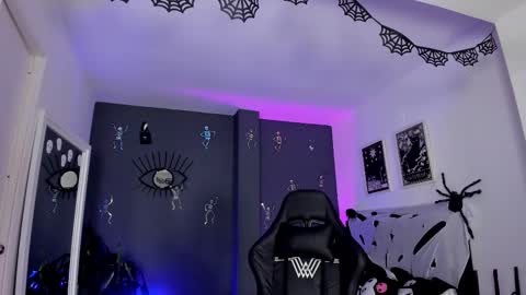 Snapshot of ravenwitch_ chatting on 10-29-25, 09:16 Raven Witch online show from 10-29-25, 09:16