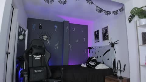 Snapshot of ravenwitch_ chatting on 11-08-25, 05:01 Raven Witch online show from 11-08-25, 05:01