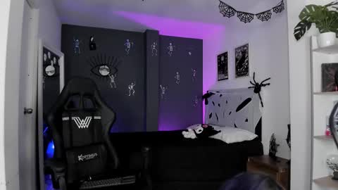 Snapshot of ravenwitch_ chatting on 11-18-25, 09:52 Raven Witch online show from 11-18-25, 09:52