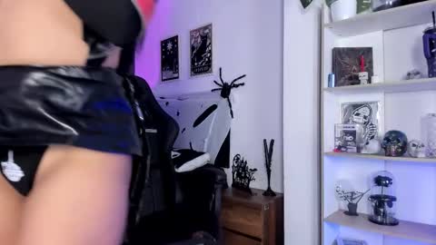 Snapshot of ravenwitch_ chatting on 11-28-25, 08:11 Raven Witch online show from 11-28-25, 08:11