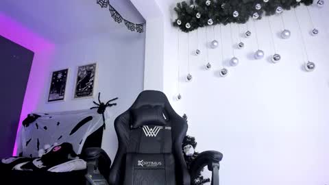 Snapshot of ravenwitch_ chatting on 12-04-25, 10:18 Raven Witch online show from 12-04-25, 10:18