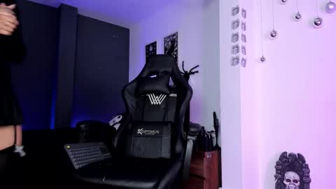 Snapshot of ravenwitch_ chatting on 01-10-26, 06:20 Raven Witch online show from 01-10-26, 06:20