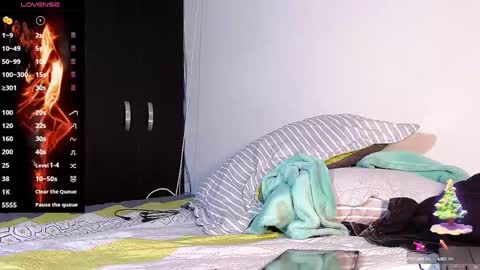 Snapshot of raydevil_ chatting on 01-04-25, 09:41 Rayn online show from 01-04-25, 09:41