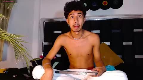 Snapshot of raydevil_ chatting on 02-01-25, 02:05 Rayn online show from 02-01-25, 02:05