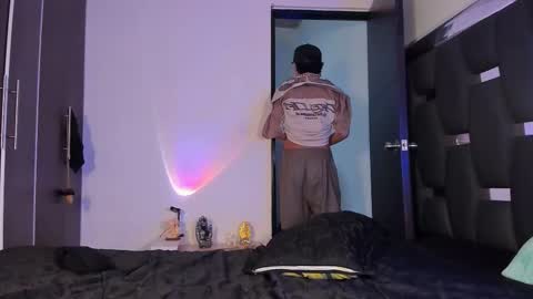 Snapshot of raydevil_ chatting on 09-18-25, 08:55 Rayn online show from 09-18-25, 08:55