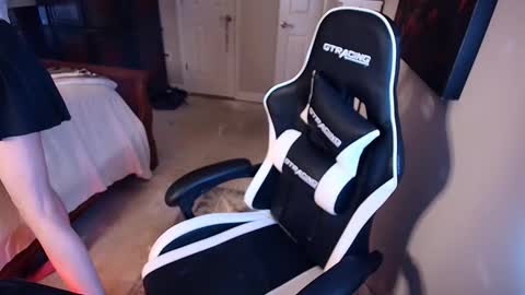 Snapshot of razorkitty chatting on 12-18-25, 02:12 razorkitty online show from 12-18-25, 02:12