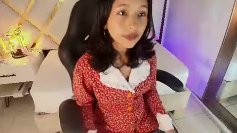 Snapshot of real_doncella_pussy chatting on 06-18-26, 04:33 DONCELLA online show from 06-18-26, 04:33