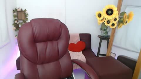 Snapshot of rebeca_milf chatting on 06-12-26, 03:00 REBECA online show from 06-12-26, 03:00