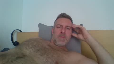 Snapshot of redandbluecloud chatting on 09-17-25, 06:48 Red online show from 09-17-25, 06:48