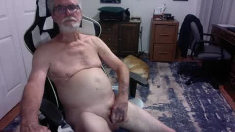 Snapshot of redbud3075 chatting on 07-11-26, 04:15 Daddy G online show from 07-11-26, 04:15