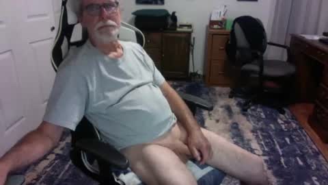 Snapshot of redbud3075 chatting on 08-06-26, 03:19 Daddy G online show from 08-06-26, 03:19