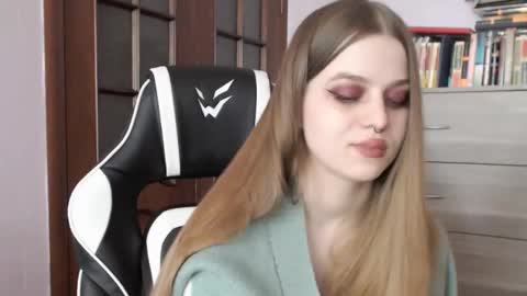 Lily online show from 03-10-25, 05:54