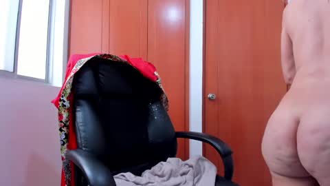 Snapshot of redroomxx chatting on 01-06-25, 07:13 MIA online show from 01-06-25, 07:13