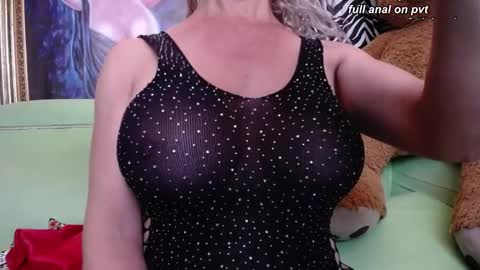 Snapshot of redroomxx chatting on 10-04-25, 04:16 MIA online show from 10-04-25, 04:16