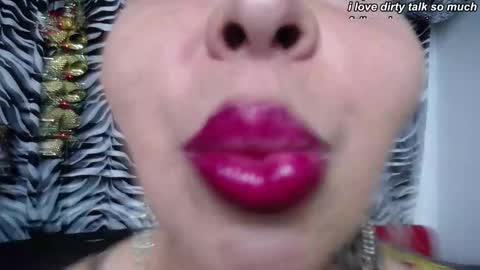 Snapshot of redroomxx chatting on 10-06-25, 04:15 MIA online show from 10-06-25, 04:15
